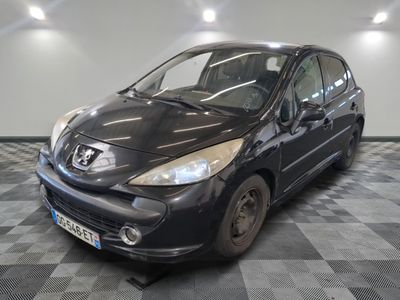 la photo d'une voiture noire garée dans un garage