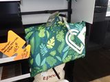 un sac de provisions posé sur une étagère à côté d'un autre sac de provisions