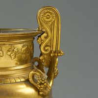 Paire de vases balustre sur piédouche en bronze ciselé et do… (photo 2)