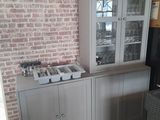 une armoire avec une porte vitrée dans un coin de la pièce