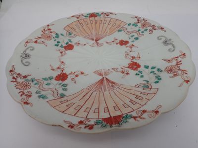 une assiette blanche ornée de motifs rouges et verts