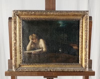 un tableau représentant une femme en train de lire un livre posé sur un chevalet