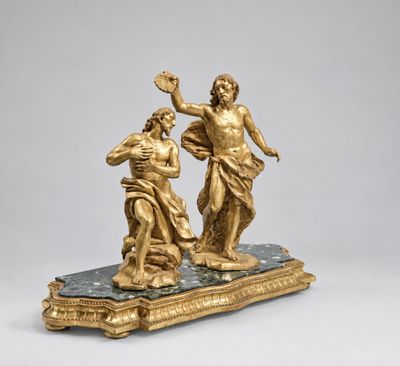 une image représentant une statue d'un homme et d'une femme posée sur un socle en marbre