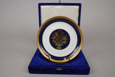 une image représentant une assiette ornée d'un motif doré et bleu