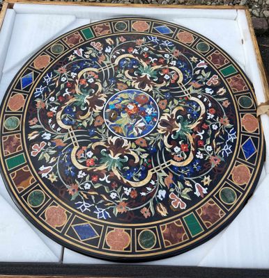 une table en marbre ornée d'un motif circulaire