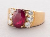 une photo en gros plan d'une bague sertie d'une pierre rouge