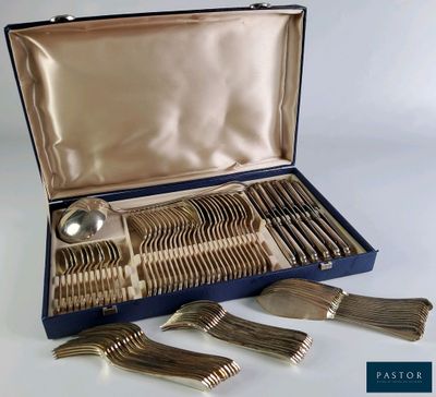 un coffret contenant de l'argenterie sur une surface blanche