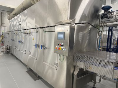 une grosse machine qui se trouve au milieu d'une pièce
