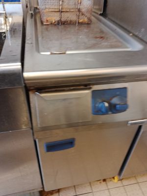 une photo d'une cuisine professionnelle équipée d'une friteuse et d'un évier