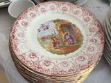 de nombreuses assiettes et tasses sur une table recouverte d'une nappe blanche