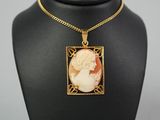 un collier orné d'une image représentant une femme portant une coiffe