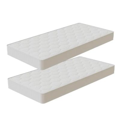 une paire de deux matelas blancs empilés l'un sur l'autre
