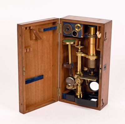 Microscope en bronze et laiton dans son coffret en acajou