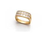 une bague en or sertie de diamants taille princesse sur fond blanc