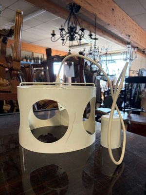 une paire de ciseaux posée sur une table à côté d'un seau