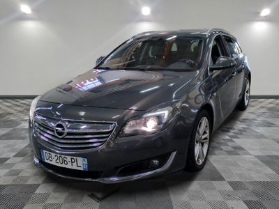 la photo d'une voiture garée dans un garage