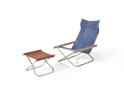 une image représentant une chaise de jardin bleue et une petite table