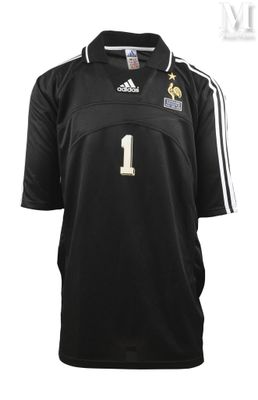 un maillot de foot noir portant le numéro 1