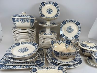 beaucoup d'assiettes et de bols bleus et blancs sur la table