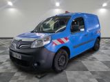 la camionnette bleue est garée sur un sol en damier dans le garage