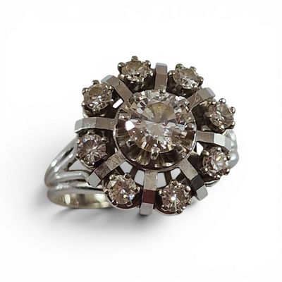 une image représentant une bague en diamant posée sur une surface blanche, sur fond blanc