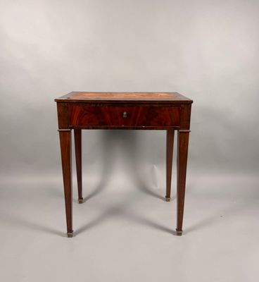 une petite table en bois surmontée d'un tiroir