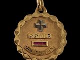 l'image d'une médaille d'or ornée d'une croix