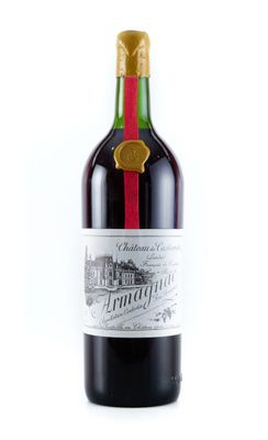 gros plan d'une bouteille de vin sur fond blanc