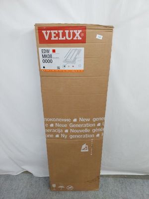 La boîte est ouverte et prête à être remplie avec le nouveau produit.