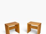 une paire de petits tabourets en bois sur fond blanc