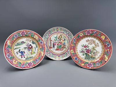 un lot de trois assiettes chinoises ornées de motifs floraux
