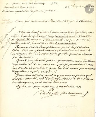 un vieux document écrit posé sur une table