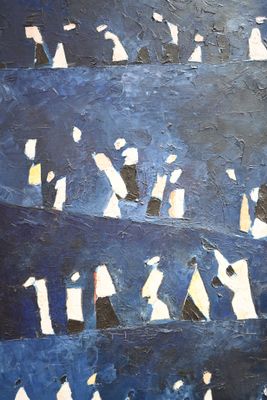 un tableau représentant un groupe de personnes marchant sur une plage