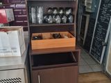 une cuisine équipée d'un réfrigérateur et d'une étagère sur laquelle sont posés des verres