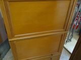 un bureau en bois sur lequel est posé un ordinateur portable