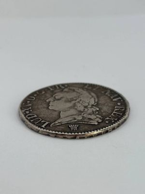 gros plan d'une pièce de monnaie sur une table à fond blanc