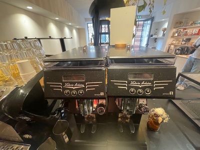 deux machines à café posées sur le comptoir d'un café