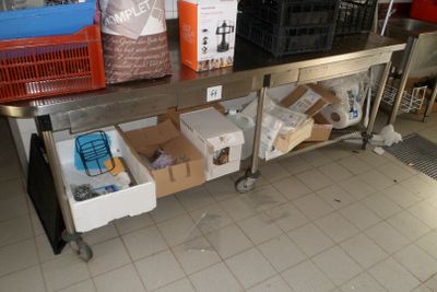 plan de travail à roulettes inox, trois tiroirs et dosseret ; longueur - Photo 1