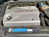 un moteur de voiture dont le capot est ouvert et le capot ouvert
