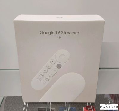 un boîtier blanc sur lequel est posée une télécommande