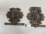 paire de heurtoirs de porte anciens en fonte, ornés de têtes de lion