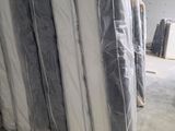 une grande pile de matelas entreposée dans un entrepôt