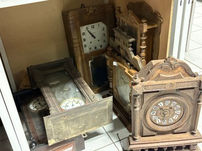 une petite horloge en bois posée dans un coin de la pièce