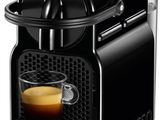 une machine à café noire avec une tasse de café devant elle