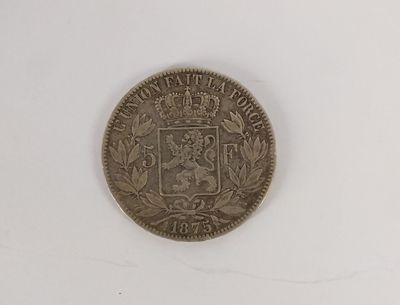 une vieille pièce d'argent sur laquelle figure un blason