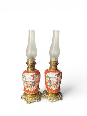 paire de lampes anciennes chinoises en forme de vases, sur pied, ornées de motifs orange et dorés