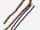 gros plan d'un collier de perles sur une surface blanche