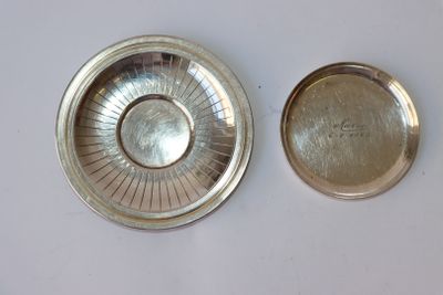 un plat en argent avec un couvercle et un plat en argent avec un couvercle en argent