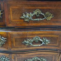 Commode tombeau ouvrant par quatre tiroirs sur trois rangs, … (photo 3)