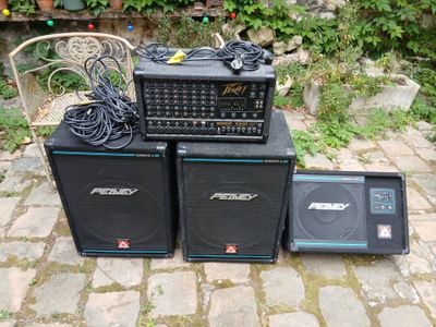 trois haut-parleurs et un clavier empilés les uns sur les autres